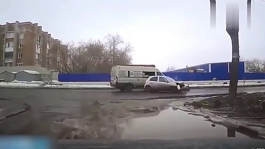 监控实拍女司机路口强行掉头,后车司机“暴力纠正”