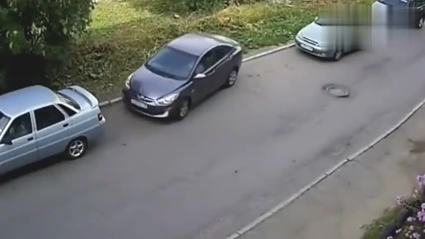 监控实拍看女司机停车,真的是很纠结啊!