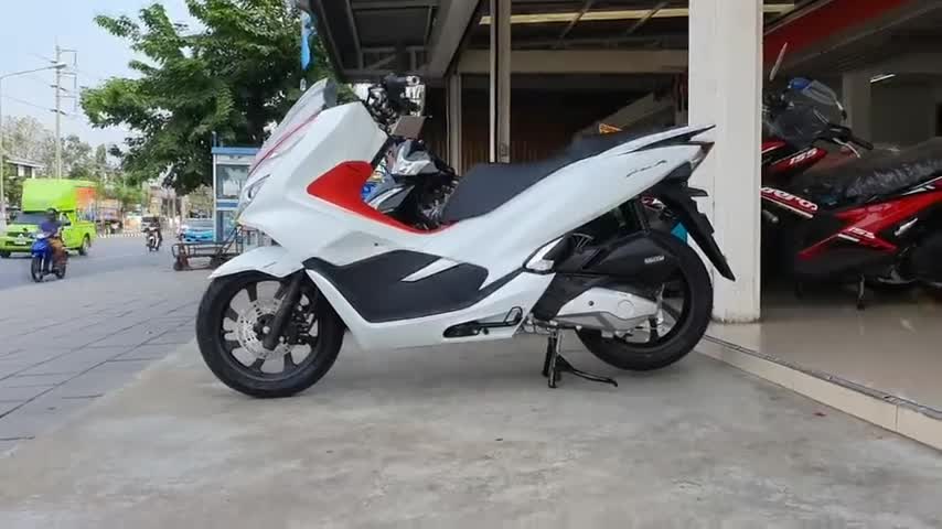 高清实拍2020款本田踏板车PCX