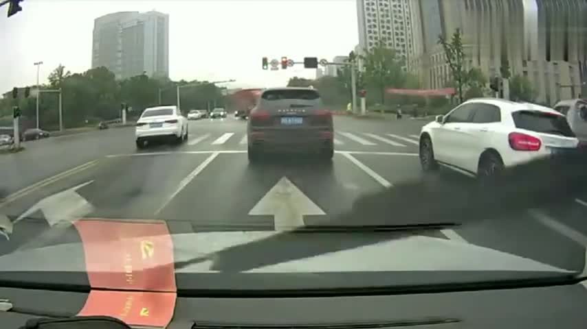 实拍奥迪带偏了保时捷和奔驰，按照规定，这时候应该左转吧