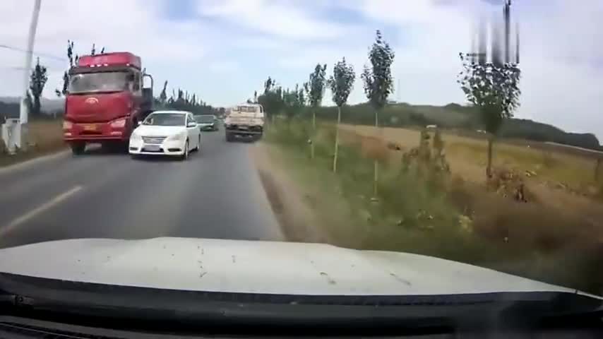 实拍没素质的逆行超车，货车司机紧急躲避翻车了，太不值了