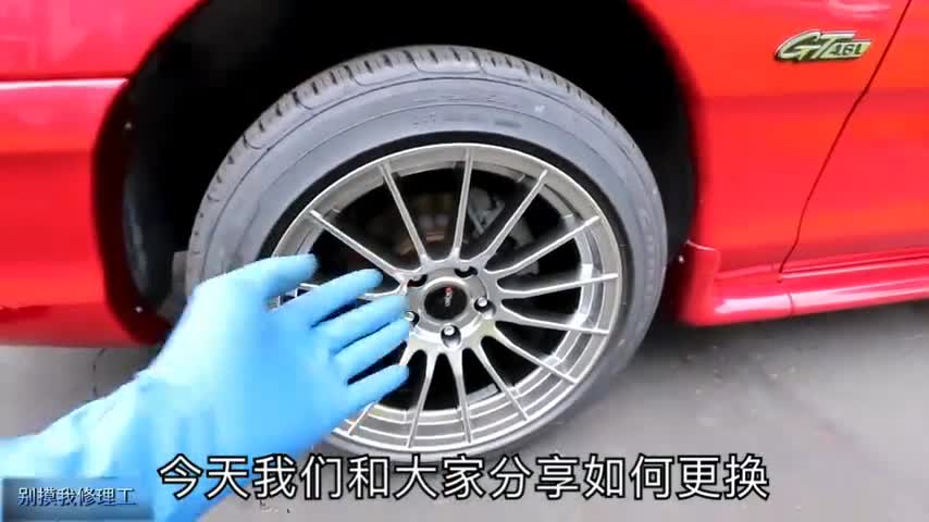 小伙更换汽车刹车盘刹车片，看似简单，其实你可能会忽略很多细节
