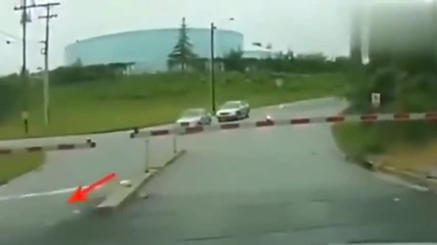 实拍女司机行驶到铁轨上，忽然闸杆关闭，下一刹她的举动是对是错