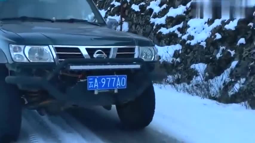 实拍这就是青藏线的冬天，什么路虎什么陆巡，来到这里都得滑着走