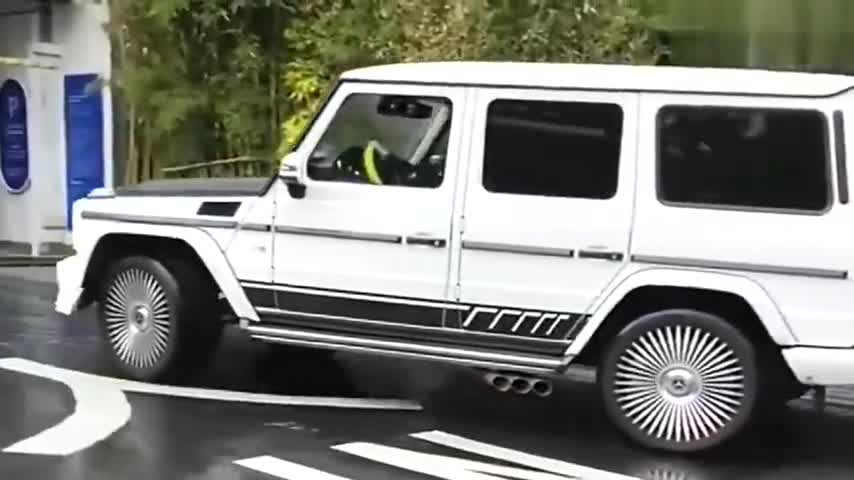 实拍开奔驰大G下停车场，还好减震可以，不然就要削车顶了