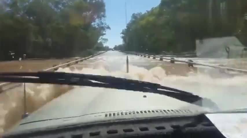 实拍开越野车过洪水，车舱进水都没事，太帅了