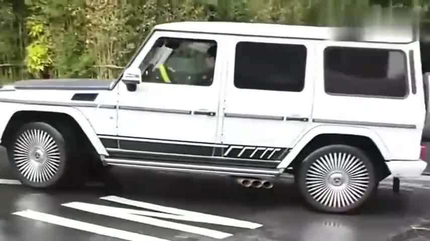 实拍：开奔驰大G下停车场，还好减震可以，不然就要削车顶了