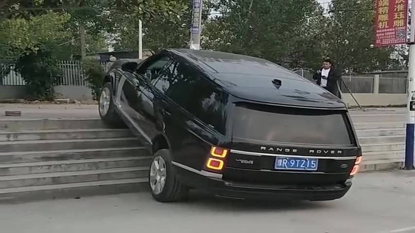 为了不交10块停车费，老板开着路虎走楼梯，无语了