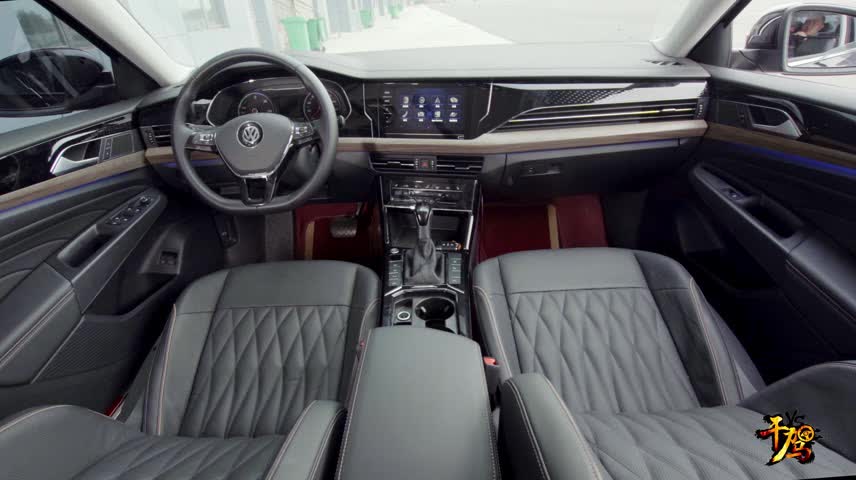 【干驾】帕萨特车机互联 后排空间占优，凯美瑞用料 配置取胜。