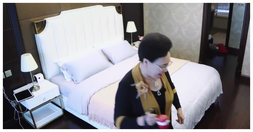 伊能静自己住观景房,却给婆婆住没衣柜的,谁注意婆婆的反应?