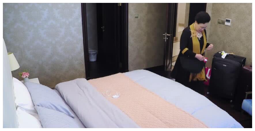 伊能静自己住观景房,却给婆婆住没衣柜的,谁注意婆婆的反应?