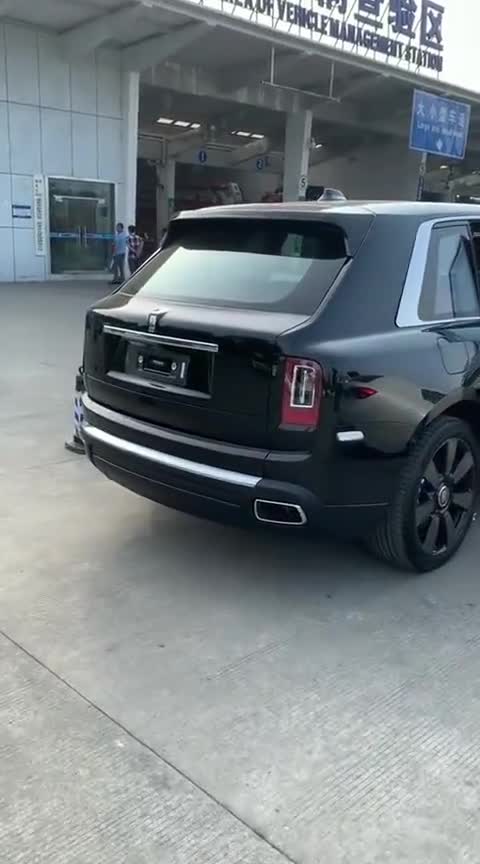 又来一辆劳斯莱斯库里南,一个县城都有这么有钱人