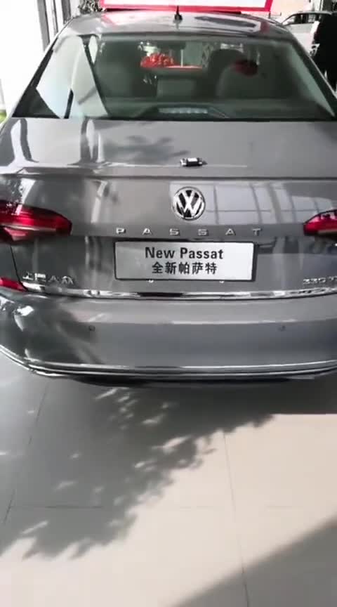 新款帕萨特感应后备箱,轻轻抬脚就可打开,带了字母就是不一样