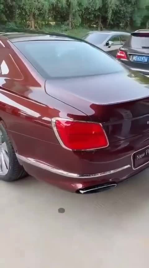 宾利飞驰外观大气，性能优越