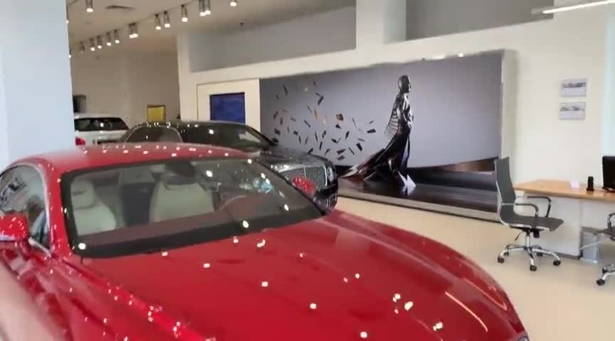 2020款宾利添越W12到店，外观和内饰实拍