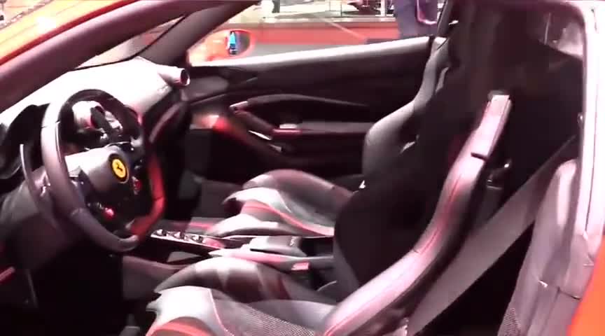 法拉利F8内饰实拍接上一个后备箱