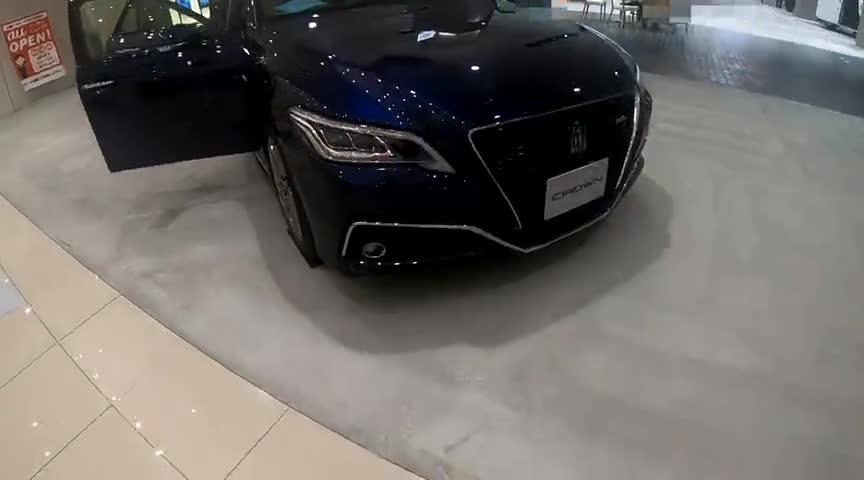 2020款丰田皇冠RS亮相大商场，外观和内饰实拍