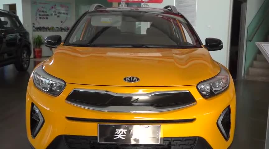 经典起亚造型，定位年轻化，双色车身很拉风，来看起亚奕跑