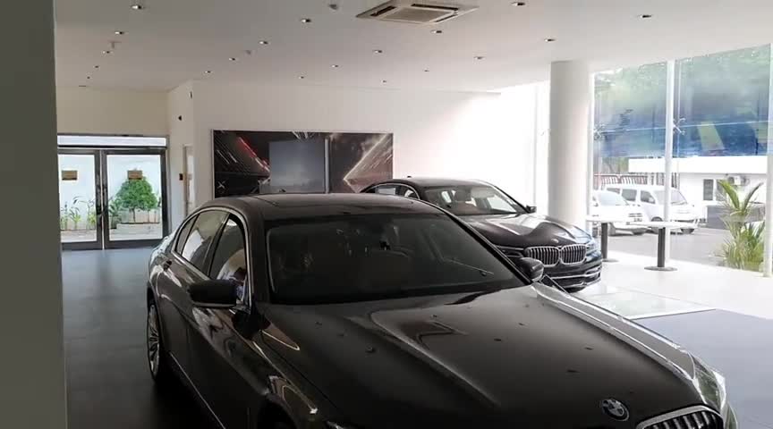 2020款宝马740Li水泥灰版，后门打开那一刻，才知道啥叫极致奢华