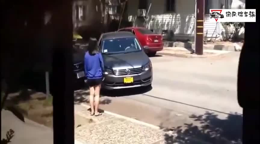 实拍女司机指挥女司机倒车，8秒后全场高能，你们憋住别笑！