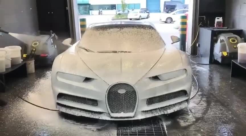 给爱车来个泡沫清洗，出去兜兜风