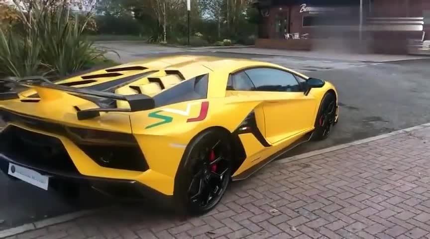 近距离实拍兰博基尼AventadorSVJ