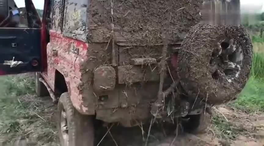 这台牧马人号称中原第一高，这么高的底盘，通过性应该很牛逼！