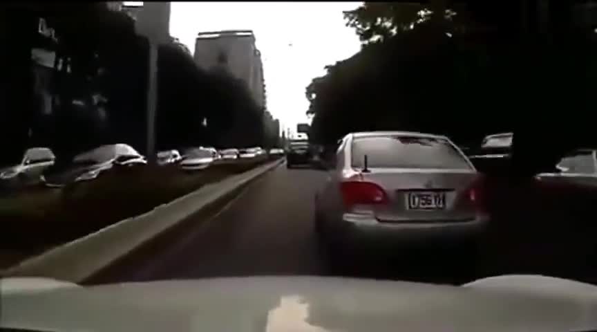 监控实拍：丰田别停卡宴下车就要砍人，卡宴车门一开他瞬间怂了！