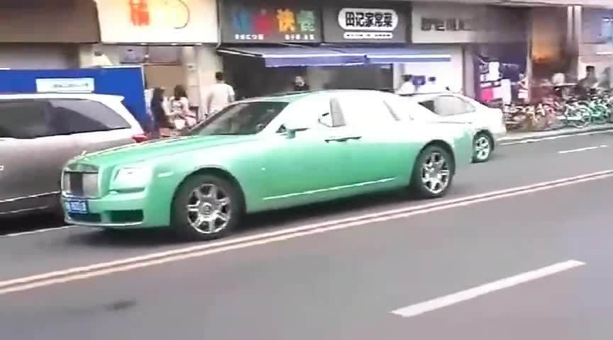 原谅色的劳斯莱斯古斯特，很难见，但是也很丑，太丑了！