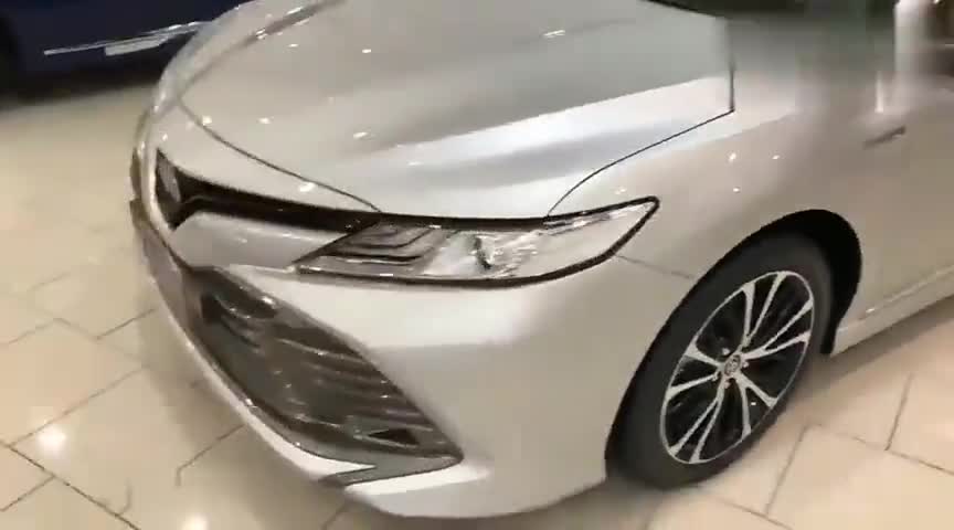 丰田凯美瑞到店实拍，坐进车内看到内饰，买不买雅阁自己想