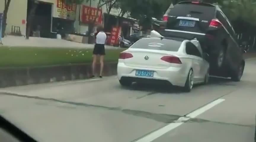 监控实拍，女司机驾宽体轿跑凌渡，油门当刹车把SUV铲了起来
