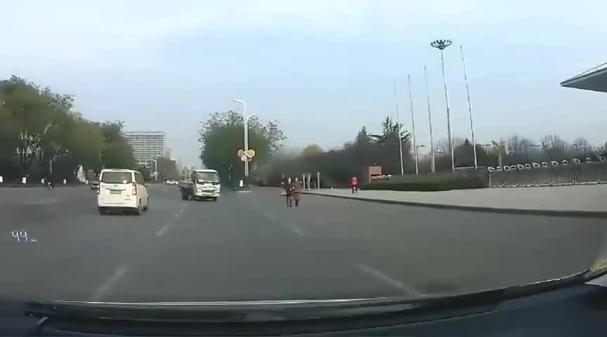 行车记录仪实拍：货车向前开，女司机反应也太逗了，操作及时