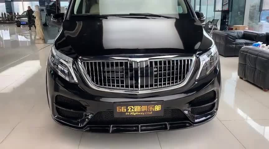 到店实拍经典迈巴赫家族式的中网配上同款S级大灯