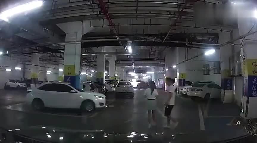 实拍女司机漂移出库，把旁边小情侣吓得不轻，一看就是老司机