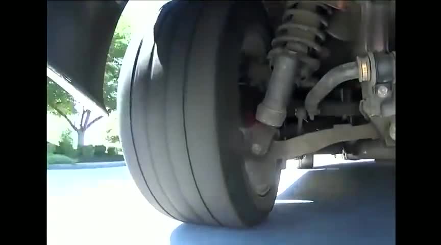 底部装个摄像头，实拍汽车高速行驶时，底部系统和轮胎惊人秘密