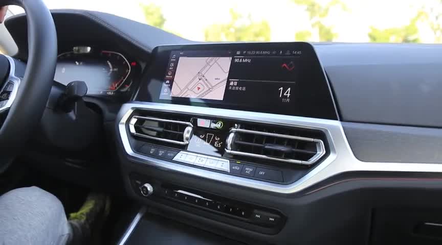 将悬浮中控屏下移，全新宝马3系中控变得更简洁了