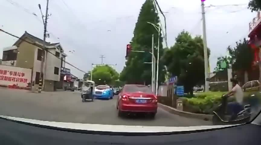 监控实拍：好骚气的婚车，活了20多年第一次见！