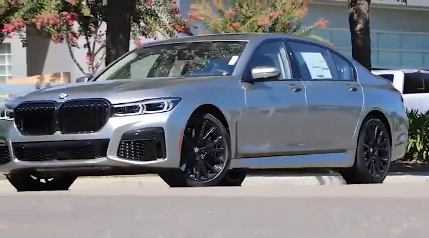 2020款宝马M760i抢先实拍，坐进驾驶室那刻，我忘了奥迪A8L