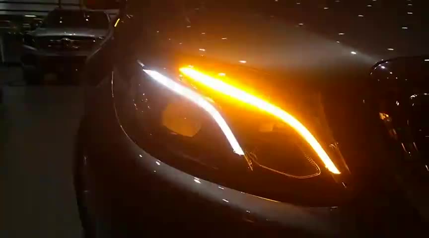 新车到店，2020款奔驰E200，坐进车内打开氛围灯，我忘记了宝马5