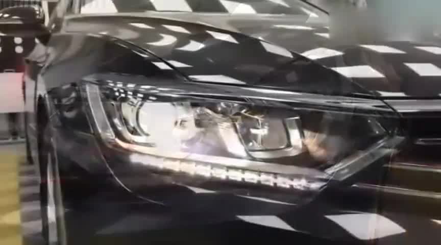 新款大众迈腾，拧亮大灯转动视角，看到这灯感觉都值了！