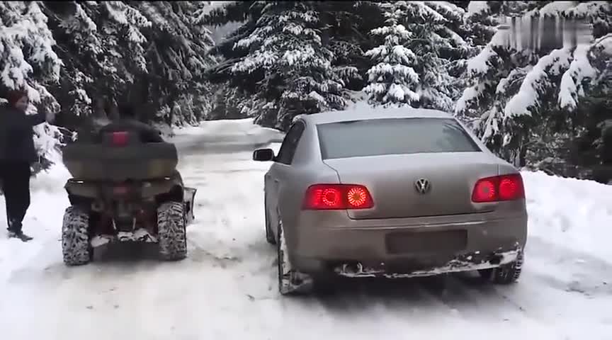 终于理解为什么要远离辉腾了，就这起步，白车都能免费变成黑车！