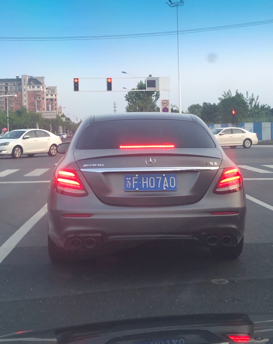 南通如皋街头实拍奔驰E53 AMG，小钢炮充满了战斗感！