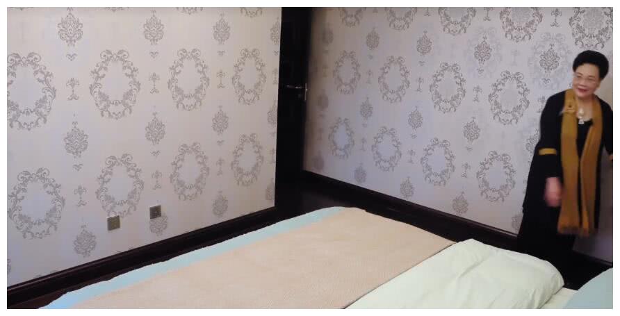 伊能静自己住观景房,却给婆婆住没衣柜的,谁注意婆婆的反应?