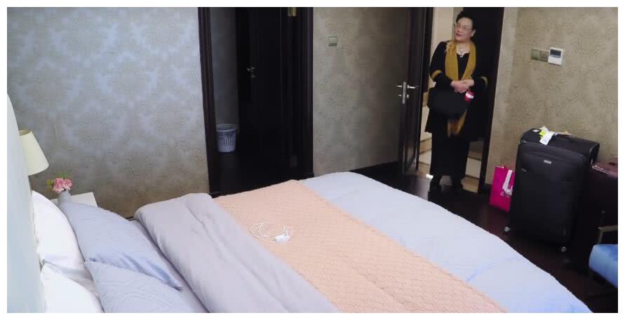 伊能静自己住观景房,却给婆婆住没衣柜的,谁注意婆婆的反应?