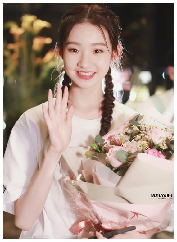 硬糖少女最新上下班图,希林略显疲惫,郑乃馨可爱,张艺凡太活力