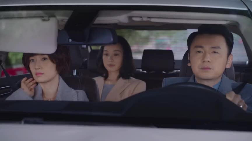 罗子君和凌玲都在车上，陈俊生和凌玲两人心怀鬼胎简直如坐针毡