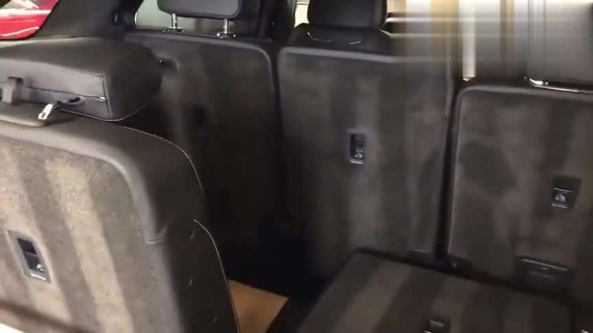 宾利添越到店,外观与内饰全方位实拍