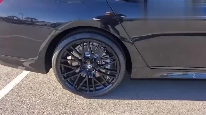 新提的2021款宝马7系750i，有这颜值和内饰，还想着奔驰S级吗？