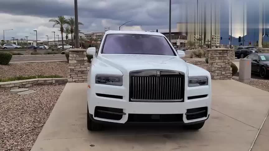 800万的2021款劳斯莱斯库里南Black Badge，看这霸气颜值,太帅了