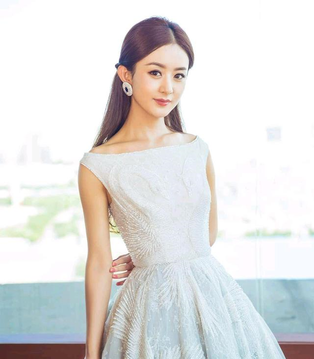 赵丽颖婚后依然很甜美,身穿白色印花裙配直发造型,宛若18岁少女